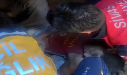 Üzerine duvar devrilen hurdacıyı itfaiye kurtardı