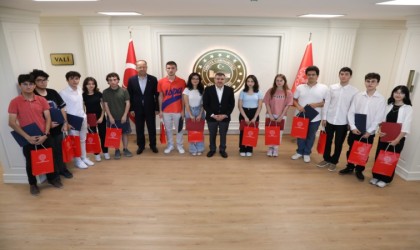 Vali Atay başarılı öğrencileri ödüllendirdi