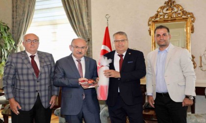 Vali Karadenize kırmızı dipli mumla davet