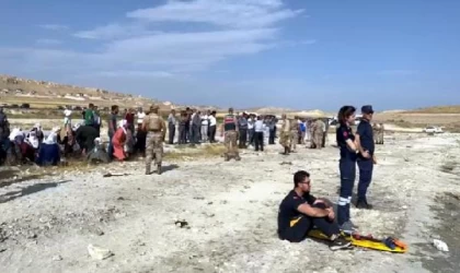 Van Gölü’nde dalgalarla açığa sürüklenen genç ile onu kurtarmaya çalışan kişi boğuldu