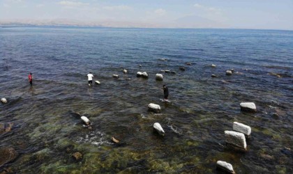 Van Gölünde sular çekildi, asırlık toplu mezar alanı ortaya çıktı