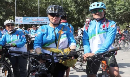 Van Gölü’ne dikkat çekmek için pedal çeviriyorlar