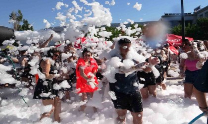 Vanda Akdeniz sahillerini aratmayan köpük partisi