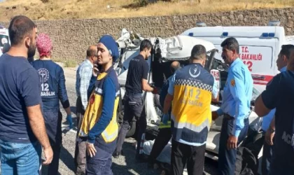 Van’da hafif ticari araç, TIR’a çarptı: 3 ölü, 3 yaralı