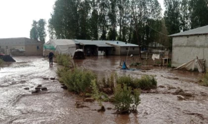 Van’daki dolu ve sağanak sele neden oldu