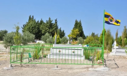 Vasiyeti üzerine babasına Fenerbahçe armalı mezar yaptırdı