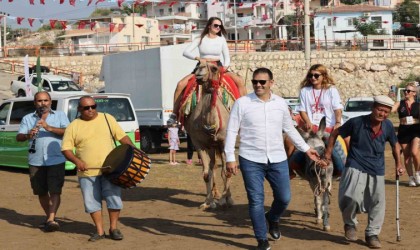 Yarışmacılar deve sırtında davullu zurnalı startın verileceği alana taşındı