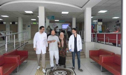 Yatalak geldiği hastaneden yürüyerek çıktı