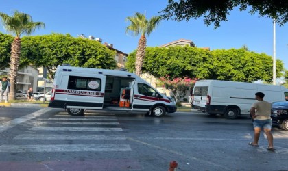 Yayaya yol verdi, kazaya karıştı