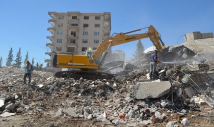 Yıkım esnasında iş makinesi enkaz altında kaldı