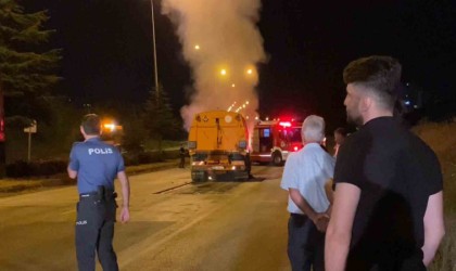 Yol süpürme aracı alevlere teslim oldu