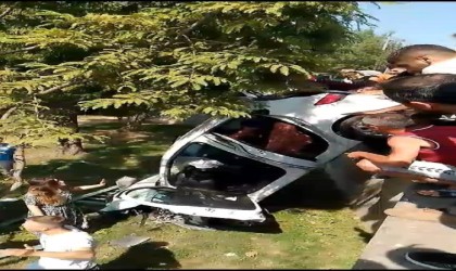 Yoldan çıkan otomobilin şarampole uçmaması için vatandaşlar tuttu