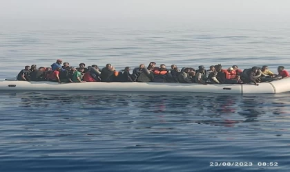 Yunanistan sahil güvenliği, göçmen botundaki 50 kişiyi kurtardı