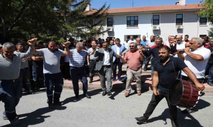 Yüzde 107 zam alan işçiler Başkan Akayı bağrına bastı