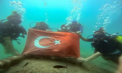 Zafer Bayramı’nı su altında bayrak açarak kutladılar