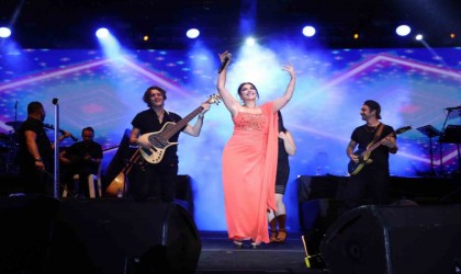 Zara ve Uğur Aslandan yağmur altında müzik ziyafeti