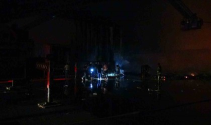 Zincir marketin deposuna ait açık alanda yangın