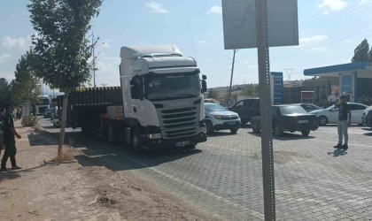 Zirai alet taşıyan tırlar trafikte uzun araç kuyruklarına neden oldu