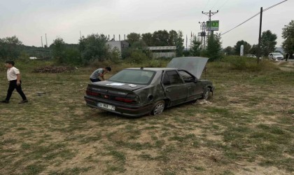 Zonguldakta hatalı sollama yapan sürücü boş araziye uçtu: 4 yaralı