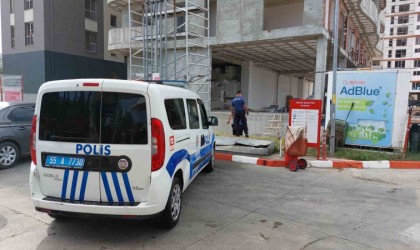 11. katlı binanın çatısında intihara kalkıştı