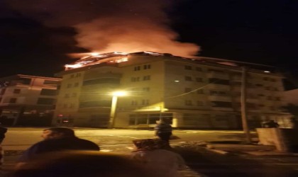 5 katlı binanın çatısında başlayan yangın üst katı sardı