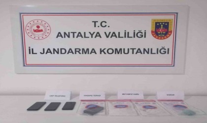 650 gram metamfetamin, 13 gram esrar ele geçirildi