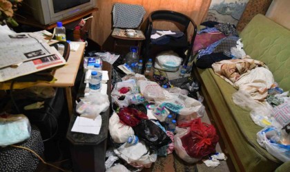 8 yıldır çöp biriktiren kadının evinden 2 kamyon çöp çıkartıldı