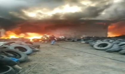 Adana’da atık lastik deposunda yangın