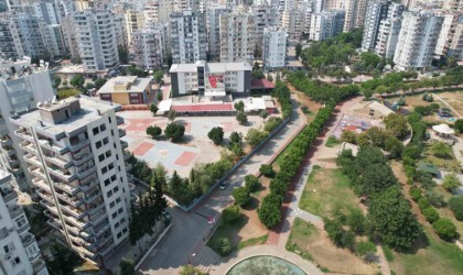 Adanada okulların yanındaki ağır hasarlı binalar tehlike saçıyor