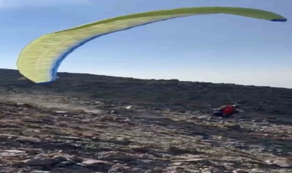 Ağrı Dağı zirvesinden yamaç paraşütü ile indi