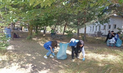 Ağrıda Gençlik Merkezi gönüllüleri çevre temizliği yaptı