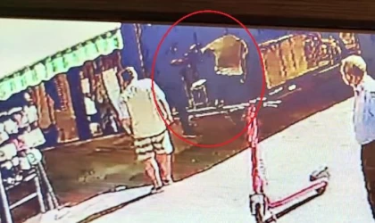 Alacaklısı tarafından sırtından bıçaklandı; o anlar kamerada