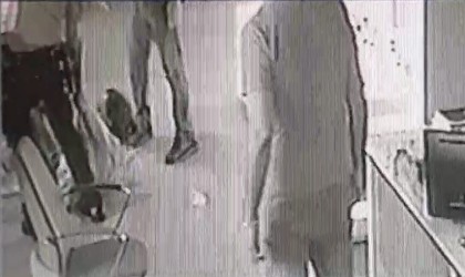 Alanyada polisten kaçan şüpheliler aracın lastiğine ateş edilerek durdurulabildi