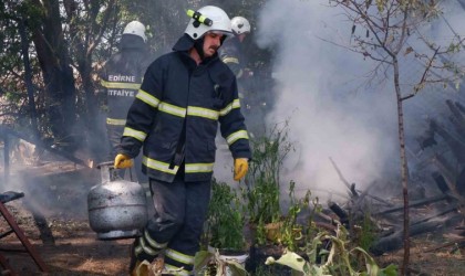 Alevlerin arasında kalan mutfak tüpü hızlıca güvenli noktaya taşındı