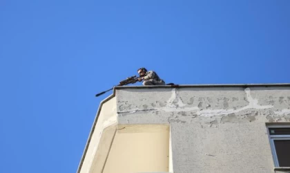 Annesini rehin alıp, 4 saat sonra bacağından vurulan şüpheli, hastanede öldü