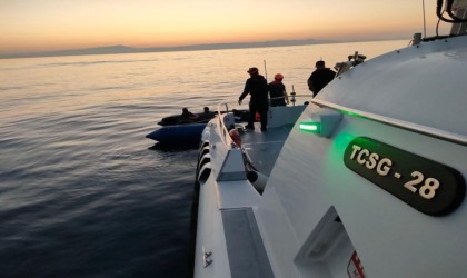 Ayvalık açıklarında 56 düzensiz göçmen yakalandı