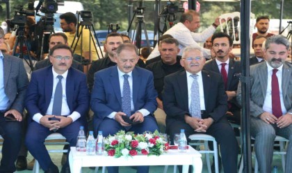 Bakan Özhaseki: Camiler bizim en özel anlarımızı paylaştığımız yerler, huzur bulduğumuz yerler