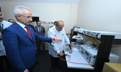 Bakan Uraloğlu Cep Telefonu Test Merkezini inceledi