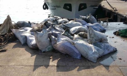 Balıkçılar şaştı kaldı: Denizden balık yerine çuval çuval pirinç çıktı