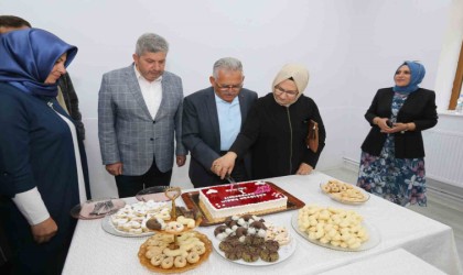 Başkan Büyükkılıç, kadınların ürettiği gilaburulu yaş pastayı kesti