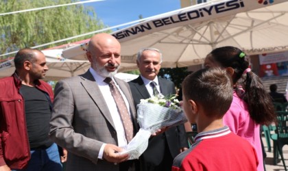 Başkan Çolakbayrakdar, 2023-2024 eğitim öğretim yılının ilk ders zilinde öğrencilerle bir araya geldi