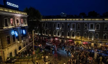 Beşiktaş’ta Harun Tekin’den mini konser 