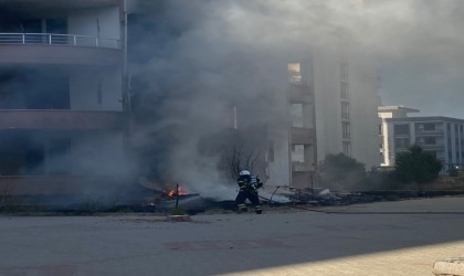 Bina girişinde yakılan lastikler korkuya neden oldu