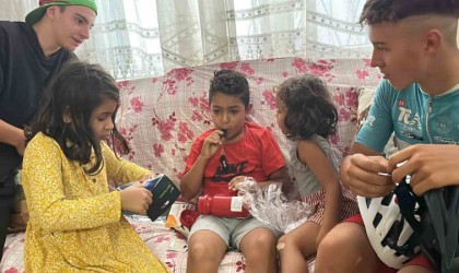 Bisikletiyle üst geçitten düşen çocuğun yüzünü güldüren sürpriz