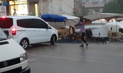 Boluda aniden bastıran yağmur sokakları göle çevirdi