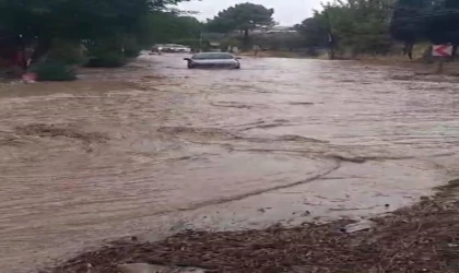 Çanakkale’de kuvvetli yağış; dere taştı, yol kapandı