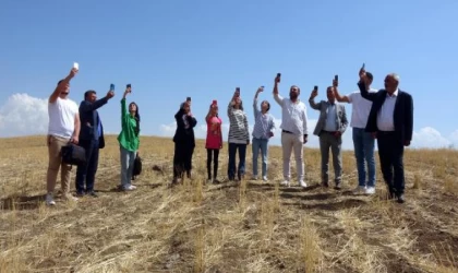 Cep telefonuyla konuşmak için tepeye tırmanıyorlar