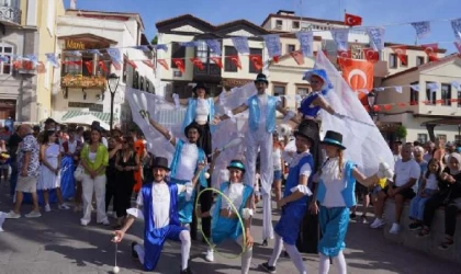 Çeşme’de ’Akdeniz’ temalı festival şenlik havasında başladı
