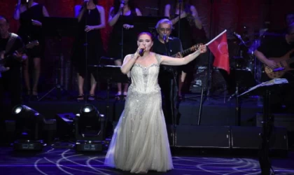 Çeşmeliler kurtuluş gününü Candan Erçetin konseri ile kutladı