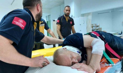 Çıktığı ağaçta 8 metre yükseklikten düşen öğretmen yaralandı